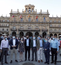 Pablo Casado, junto a presidentes autonómicos del PP, el alcalde de Salamanca y el presidente de la Diputación provincial, en la Plaza Mayor de la capital salmantina.