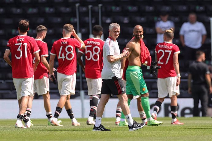 Ole Gunnar Solskjaer Manager of Manchester United with the team at full time during the Pre-Season Friendly football match between Derby County and Manchester United on July 18, 2021 at the Pride Park in Derby, England - Photo Nigel Keene / ProSportsIma