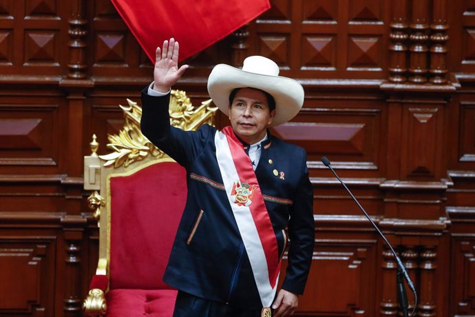 HANDOUT - 28 July 2021, Peru, Lima: Peru's President-elect Pedro Castillo waves during his congressional inauguration ceremony Photo: Karel Navarro/Presidencia Peru/dpa - ATTENTION: editorial use only and only if the credit mentioned above is referenced