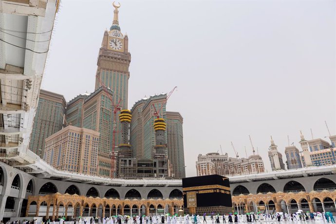 21 July 2021, Saudi Arabia, Mecca: Muslim pilgrims circumambulate the Kaaba, Islam's holiest shrine, at the centre of the Grand Mosque in the holy city of Mecca during the annual hajj pilgrimage. Due to the Coronavirus pandemic, the annual Hajj pilgrima