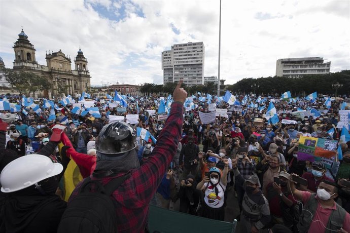 Archivo - Vista general de la Plaza de la Constitución y el Palacio Nacional mientras un contingente de manifestantes se reúne durante una protesta para exigir la renuncia del presidente, Alejandro Giammattei.