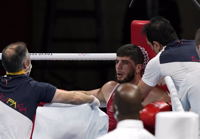 Gazi Jalidov descansa en su esquina tras un asalto en los Juegos Olímpicos de Tokio