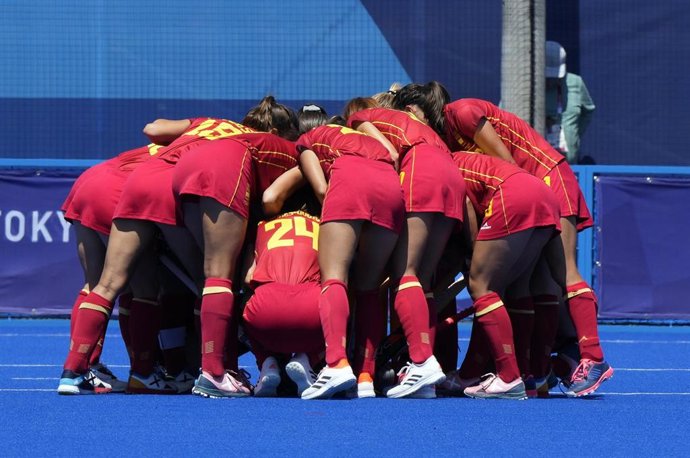 Las jugadoras de la selección española femenina de hockey sobre hierba hacen una piña antes de un partido