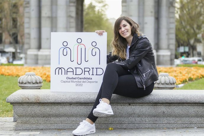 Archivo - La concejala delegada de Deporte de Madrid, Sofía Miranda, posa con el cartel de Madrid Capital Mundial del Deporte antes de que fuera elegida.