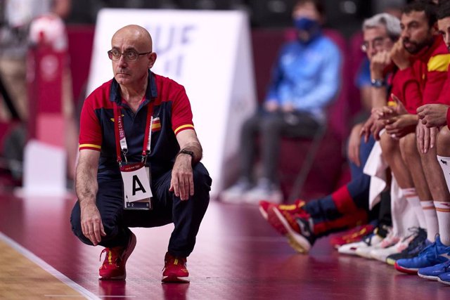 Jordi Ribera, seleccionador nacional de balonmano, sigue antentamente un partido