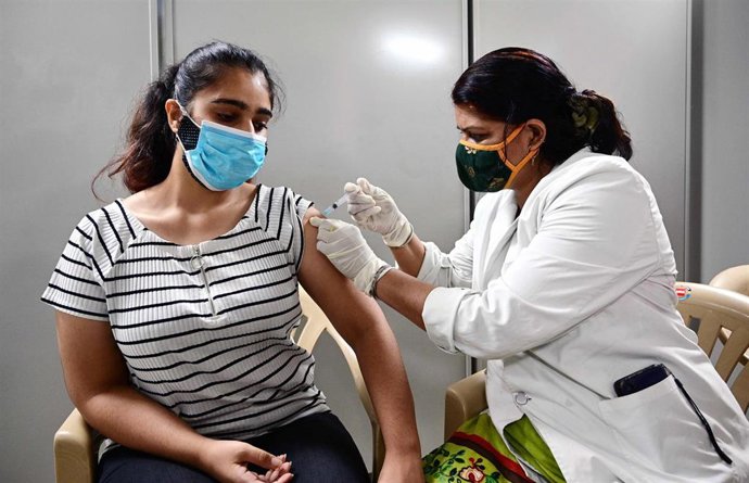 Archivo - Vacunación contra el coronavirus en India