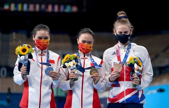 De izda a dcha: Lingling Liu, Xueying Zhu y Bryony Page en el podio de la gimnasia de trampolín de los Juegos Olímpicos de Tokio