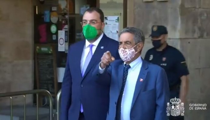 El presidente asturiano Adrián Barbón llega a la Conferencia de Presidentes junto a su homólogo cántabro, Miguel Ángel Revilla.