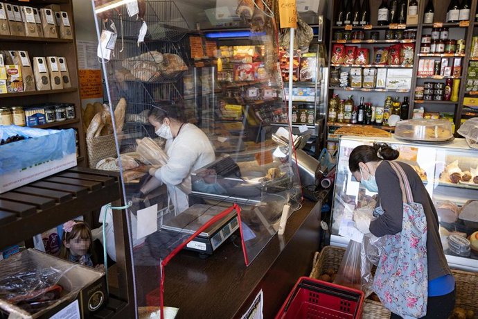 Archivo - Una mampara instalada en una tienda de comestibles de la capital de A Coruña, el día que en el que la provincia pasa junto al resto de las que componen Galicia -Pontevedra, A Coruña y Ourense- a la Fase 1 del Plan de Desescalada establecido po