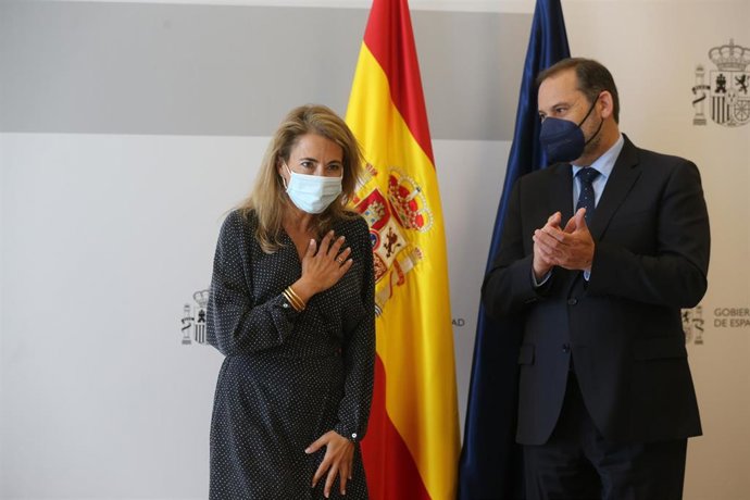 La nueva ministra de Transportes, Movilidad y Agenda Urbana, Raquel Sánchez, es aplaudida tras recibir la cartera ministerial de su predecesor, José Luis Ábalos, en la sede ministerial, a 12 de julio de 2021, en Madrid (España)