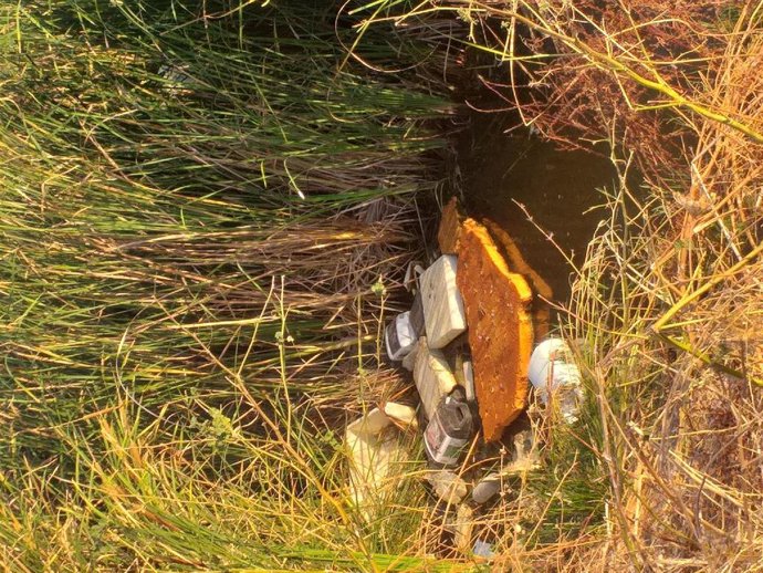 Residuos en el cauce del Guadaíra