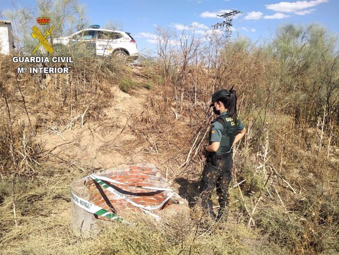 La Guardia Civil auxilia a un hombre que se lanzó a un pozo para rescatar a su perro en Olías.