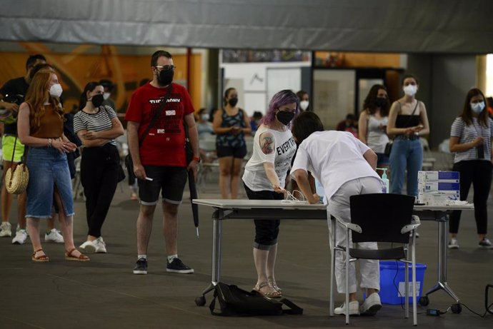 Jóvenes acuden a un dispositivo de cribado masivo para personas de entre 16 y 35 años en Expourense.