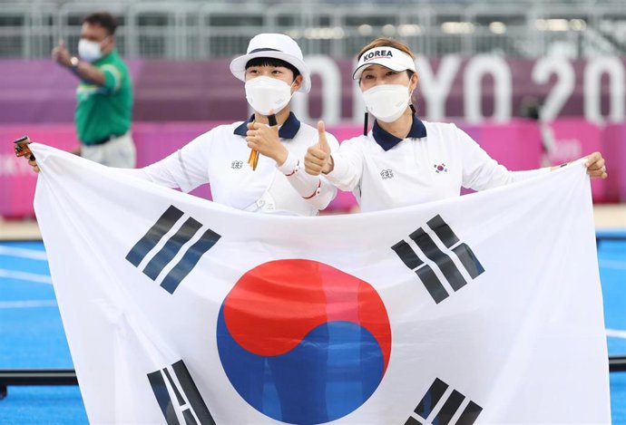 La surcorena An San celebra su oro en los Juegos de Tokio en tiro con arco con su entrenador