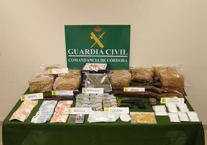 Droga y otros efectos incautados por la Guardia Civil en Villanueva de Córdoba.