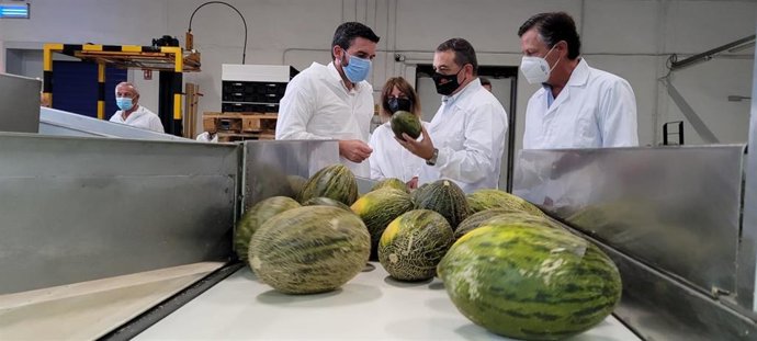 El consejero Antonio Luengo visita la empresa Agrimesa para hacer balance de la campaña de melón 2021.