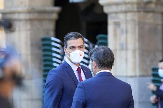 El presidente del Gobierno, Pedro Sánchez, a su llegada a la Plaza Mayor de Salamanca para celebrar la XXIV Conferencia de Presidentes, a 30 de julio de 2021, en Salamanca, Castilla y León (España). Los tres grandes temas a tratar en esta reunión, el máxi