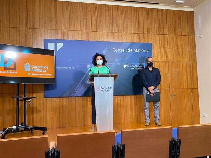 La consellera insular de Territorio, Maria Antnia Garcías, y el gerente de la ADT, Tomeu Tugores.