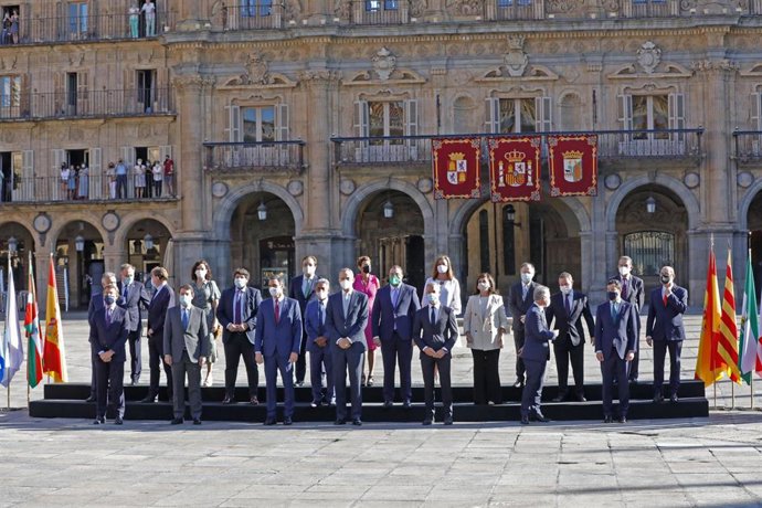 El presidente del Gobierno, Pedro Sánchez (3i), y el rey Felipe VI (4i), posan junto a todos los presidentes autonómicos de España, salvo el presidente de la Generalitat de Cataluña, para la foto de familia de la XXIV Conferencia de Presidentes en Salam
