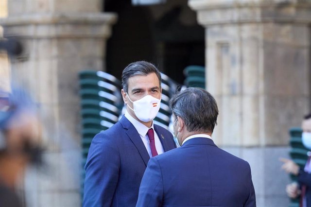 El presidente del Gobierno, Pedro Sánchez, a su llegada a la Plaza Mayor de Salamanca para celebrar la XXIV Conferencia de Presidentes, a 30 de julio de 2021, en Salamanca, Castilla y León (España). Los tres grandes temas a tratar en esta reunión, el máxi