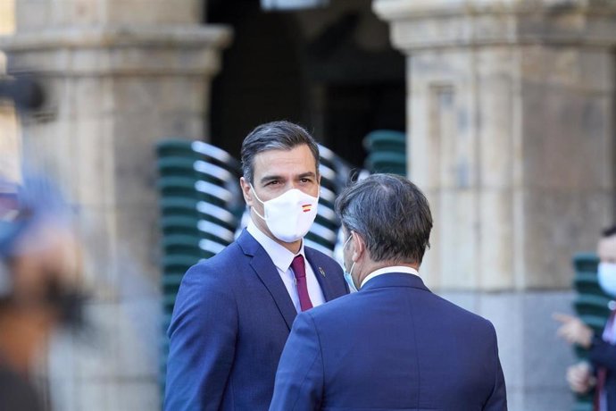 El presidente del Gobierno, Pedro Sánchez, a su llegada a la Plaza Mayor de Salamanca para celebrar la XXIV Conferencia de Presidentes.