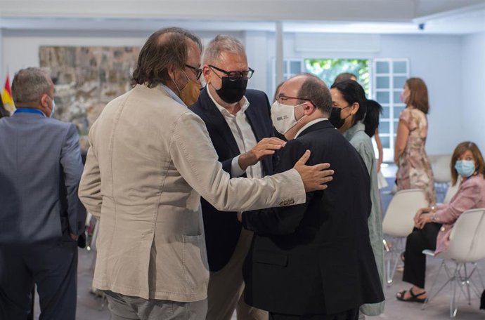 El ministro de Cultura y Deporte, Miquel Iceta (d), conversa con familiares y amigos durante el acto de toma de posesión de altos cargos del Ministerio de la Presidencia, Relaciones con las Cortes y Memoria Democrática y del de Cultura y Deporte, a 28 d