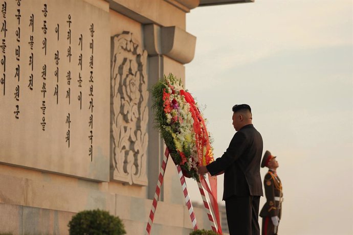 28 July 2021, North Korea, Pyongyang: North Korea's leader Kim Jong-un places a wreath at the Friendship Tower in Pyongyang, to commemorate Chinese soldiers who died while fighting for the North in the 1950-53 Korean War on the occasion of the 68th anni