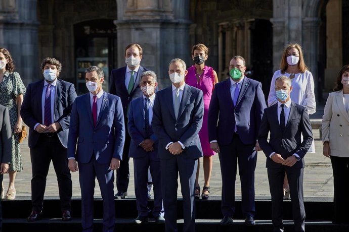 El presidente del Gobierno, Pedro Sánchez (2i), y el rey Felipe VI (3i), posan junto a todos los presidentes autonómicos de España, salvo el presidente de la Generalitat de Cataluña, para la foto de familia de la XXIV Conferencia de Presidentes en Salam