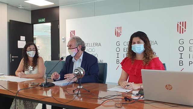 La directora general de Primera Infancia, Innovación y Comunidad Educativa, Amanda Fernández; el conseller de Educación y Formación Profesional, Martí March, y la directora del Ibsteam, Yolanda Marínes