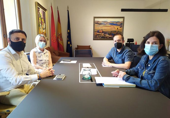 La directora general de Transportes, Berta Miranda, con el alcalde de Leitza, Mikel Zabaleta, el representante de la compañía de transporte CONDA, Juanjo Suárez, y la representante de Leizaran Mariezcurrena Hermanos, Mikaela Mariezcurrena.