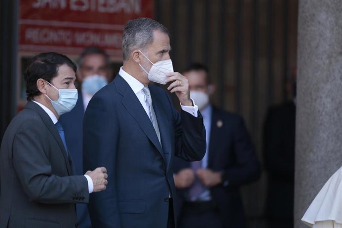 El presidente de Castilla y León, Alonso Fernández Mañueco (i), y el rey Felipe VI, conversan a su llegada a la Plaza Mayor de Salamanca para celebrar la XXIV Conferencia de Presidentes, a 30 de julio de 2021, en Salamanca, Castilla y León (España).