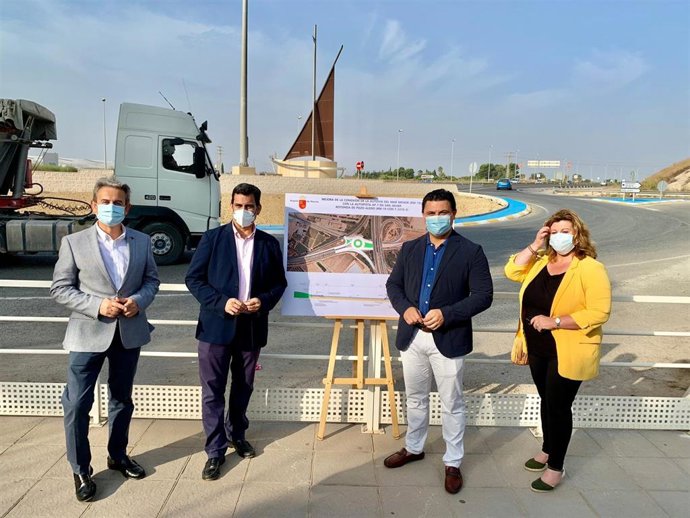 El consejero de Fomento e Infraestructuras, José Ramón Díez de Revenga, y el alcalde de San Javier, José Miguel Luengo, durante la presentación de la obra de mejora de la rotonda de Pozo Aledo y conexión con la autopista del Mediterráneo AP-7.