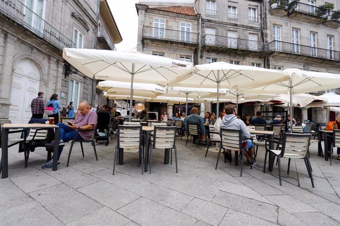 Archivo - Varias personas en una terraza de Vigo, a 26 de junio de 2021, en Pontevedra, Galicia (España). Galicia continúa su desescalada frente a la pandemia, con una ampliación generalizada de los aforos en espacios y eventos. En el caso del interior 