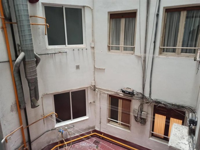 Archivo - Patio interior de edificio de viviendas