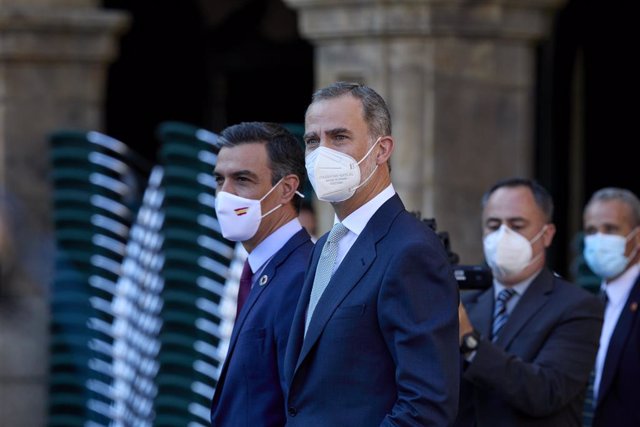 El president del Govern espanyol, Pedro Sánchez, i el rei Felip VI arriben a la conferència de presidents
