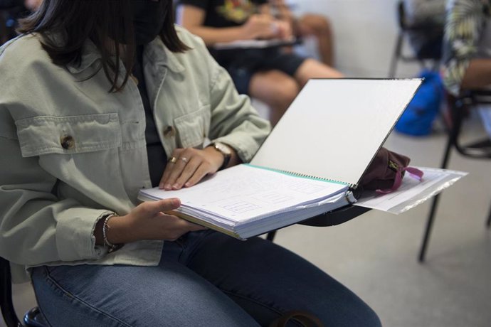 Archivo - Una estudiante lee sus apuntes en la Facultad de Ciencias del Campus Montilivi de la Universidad de Girona para comenzar los exámenes de selectividad 2021, a 8 de junio de 2021, en Girona, Catalunya (España). 