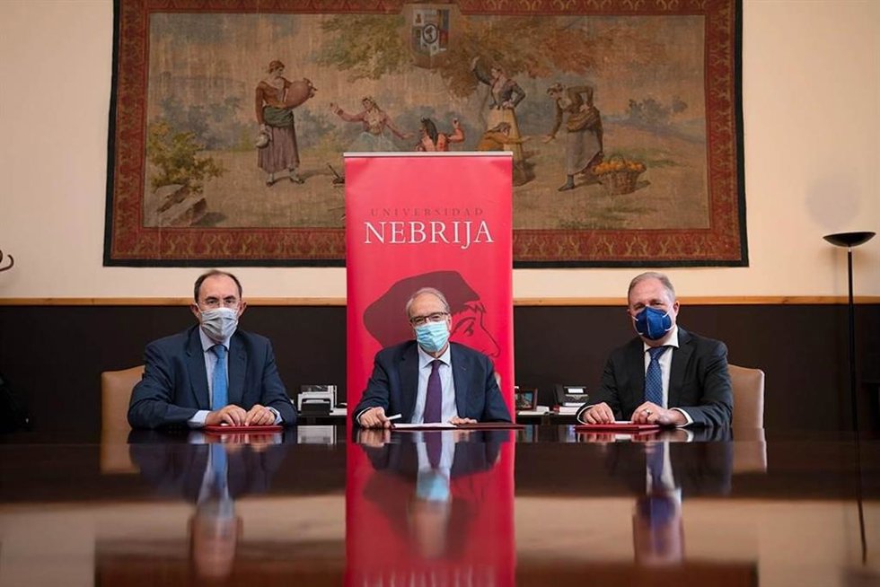 De izquierda a derecha, Mauricio Fernández, editor de Escudo Digital; José Muñiz Fernández, rector de la Universidad Nebrija, y Bernardino Cortijo, CEO de Dacor Intelligence. Firman un acuerdo para formación de profesionales en Cibeseguridad.