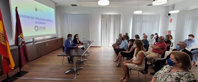 El consejero Luengo, junto a Yolanda Muñoz, durante la presentación de la Unidad de Vigilancia Marítima de la Región de Murcia.