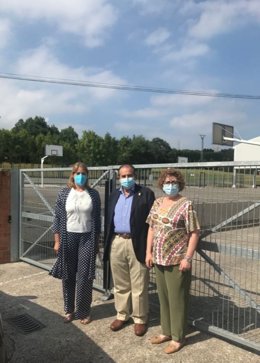 Gloria García visita el colegio de Lugo de Llanera.