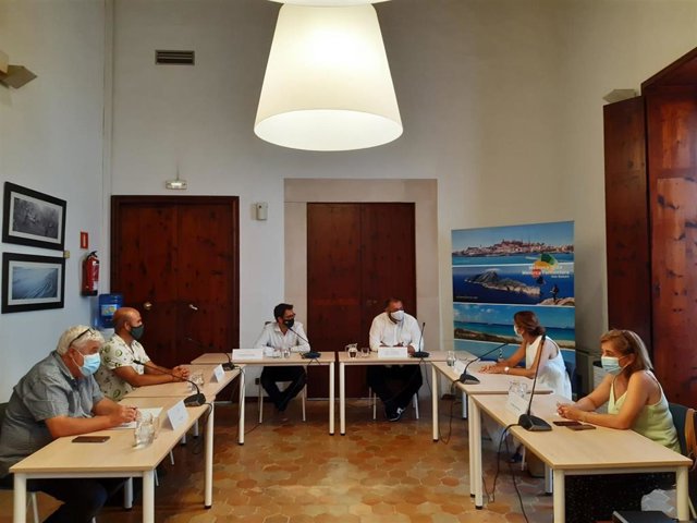 El conseller de Modelo Económico, Turismo y Trabajo, Iago Negueruela, se reúne con representantes de empresas de la Economía Social.