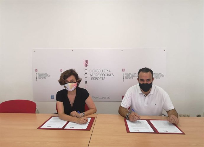 La consellera de Asuntos Sociales y Deportes, Fina Santiago, y el presidente del CES, Rafel Ballester.