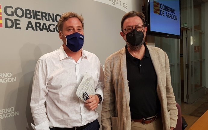 El consejero de Vertebración del Territorio, Movilidad y Vivienda del Gobierno de Aragón, José Luis Soro, y el director general de Urbanismo del Gobierno de Aragón, Carmelo Bosque.