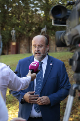 Elvicepresidente de Castilla-LaMancha, José Luis Martínez Guijarro, ofrece declaraciones a los medios de comunicación  en el Convento de San Esteban, donde se celebra la XXIV Conferencia de Presidentes, a 30 de julio de 2021, en Salamanca, Castilla y 