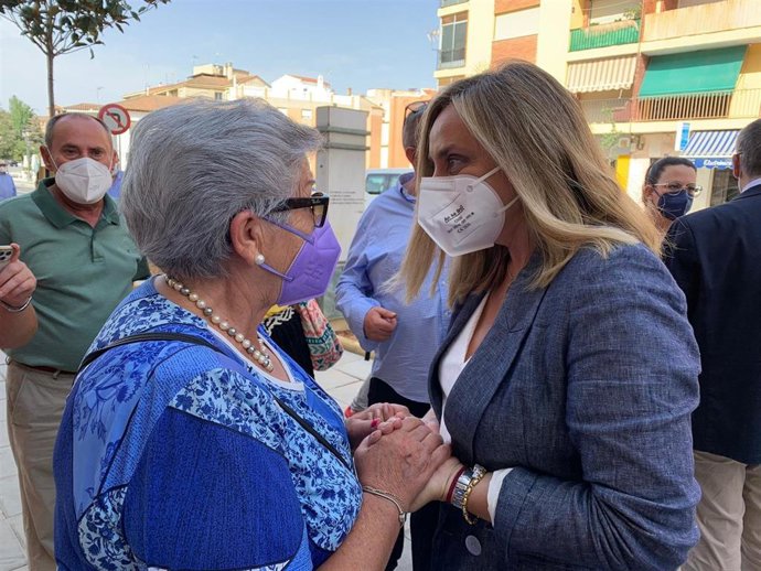 La consejera de Fomento, Infraestructuras y Ordenación del Territorio, Marifrán Carazo, en su visita a Guadix.