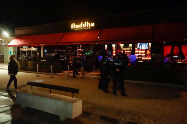 Varios policías locales a las puertas de un local de ocio nocturno, a 23 de julio de 2021, en Sanxenxo, Pontevedra.