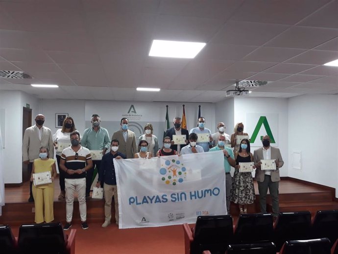 Representantes de los municipios de la provincia que se han adherido a 'Playas y Piscinas sin Humo'.