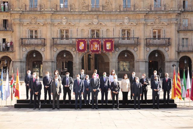 Foto de família abans de celebrar la conferència de presidents a Salamanca