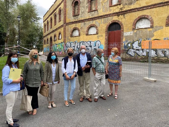 La portavoz de VOX en el Ayuntamiento de Oviedo, Cristina Coto, y la diputada de la formación en la Junta General, Sara Álvarez Rouco, en El Cristo-Buenavista, acompañadas de otros miembros del partido y vecinos de la zona.