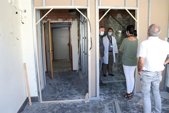 En la imagen, una de las habitaciones que está siendo adaptada para pacientes que precisan un estricto aislamiento microbiológico.