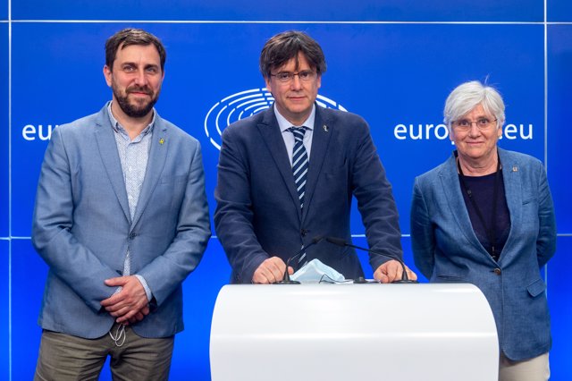 HANDOUT - 03 June 2021, Belgium, Brussels: (L-R) Catalan MEPs Antoni Comin, Carles Puigdemont and Clara Ponsati hold a joint press conference regarding their immunity at the European Parliament in Brussels. Photo: Jan Van De Vel